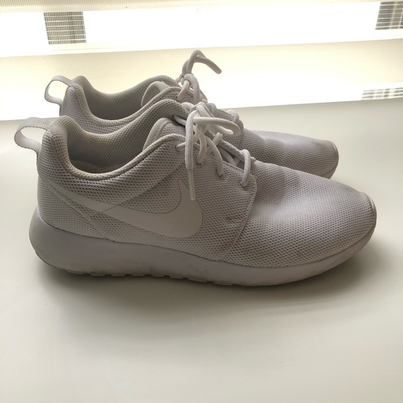 White Nike Roshes - Picture 5 of 5